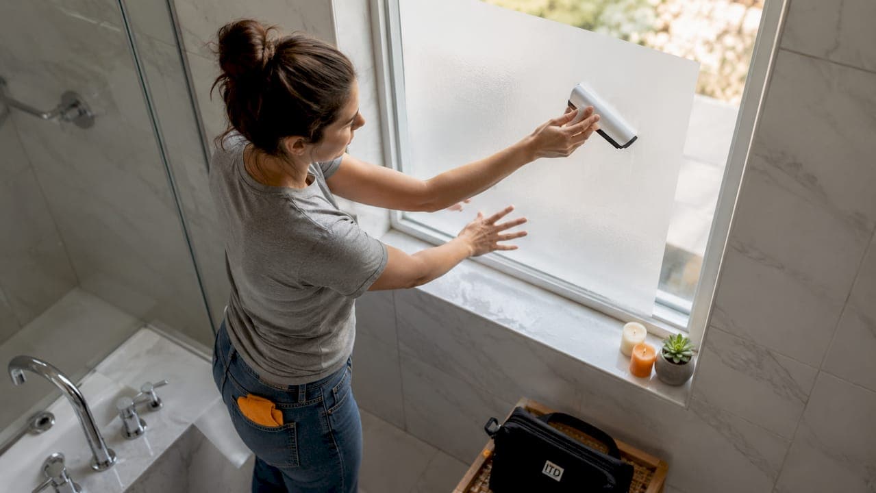 Film vitrage dépolissant salle de bain : guide 2026
