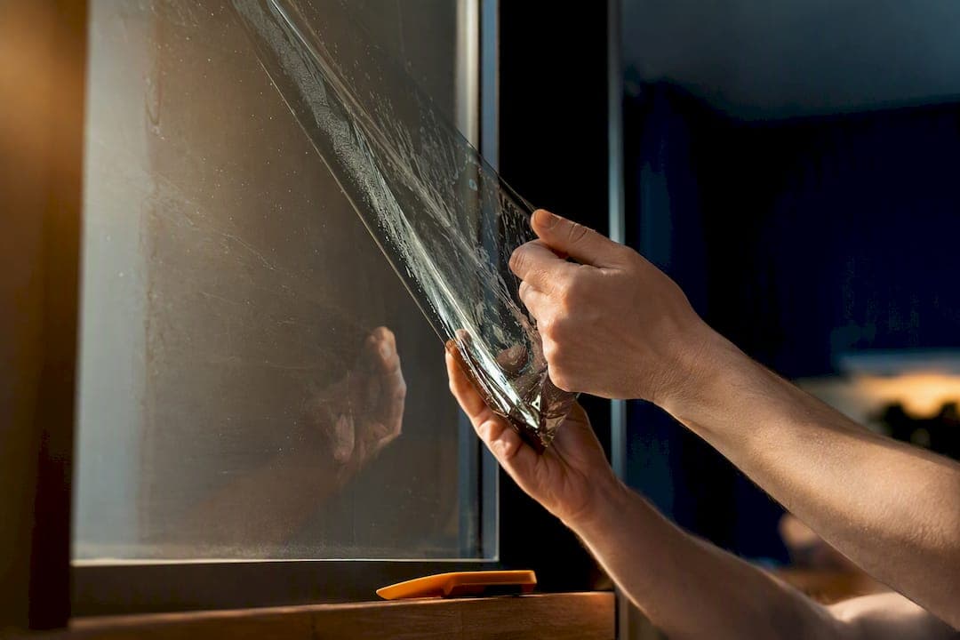 Retirer un film solaire sans rayer la vitre pour particuliers